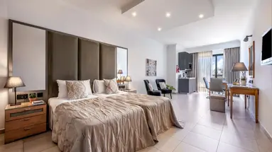 Plaza Regency Hotel (Suites)