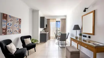 Plaza Regency Hotel (Suites)