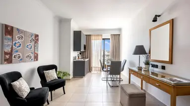 Plaza Regency Hotel (Suites)