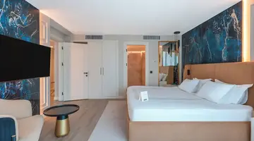 Qlusive Hotel