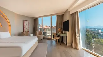 Qlusive Hotel