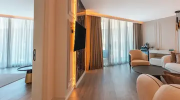 Qlusive Hotel