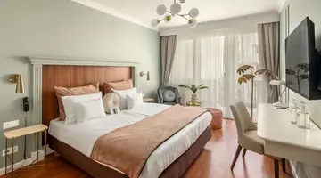 Queen s Court Hotel and Residence