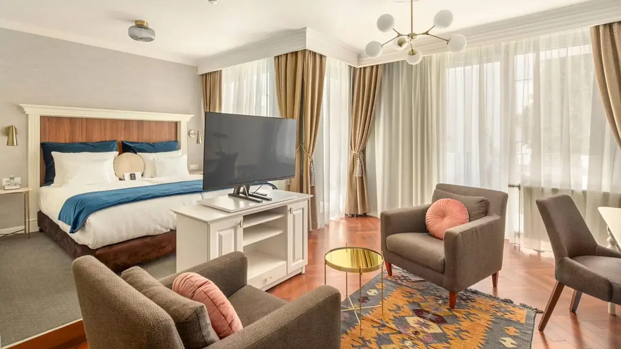 Queen s Court Hotel and Residence