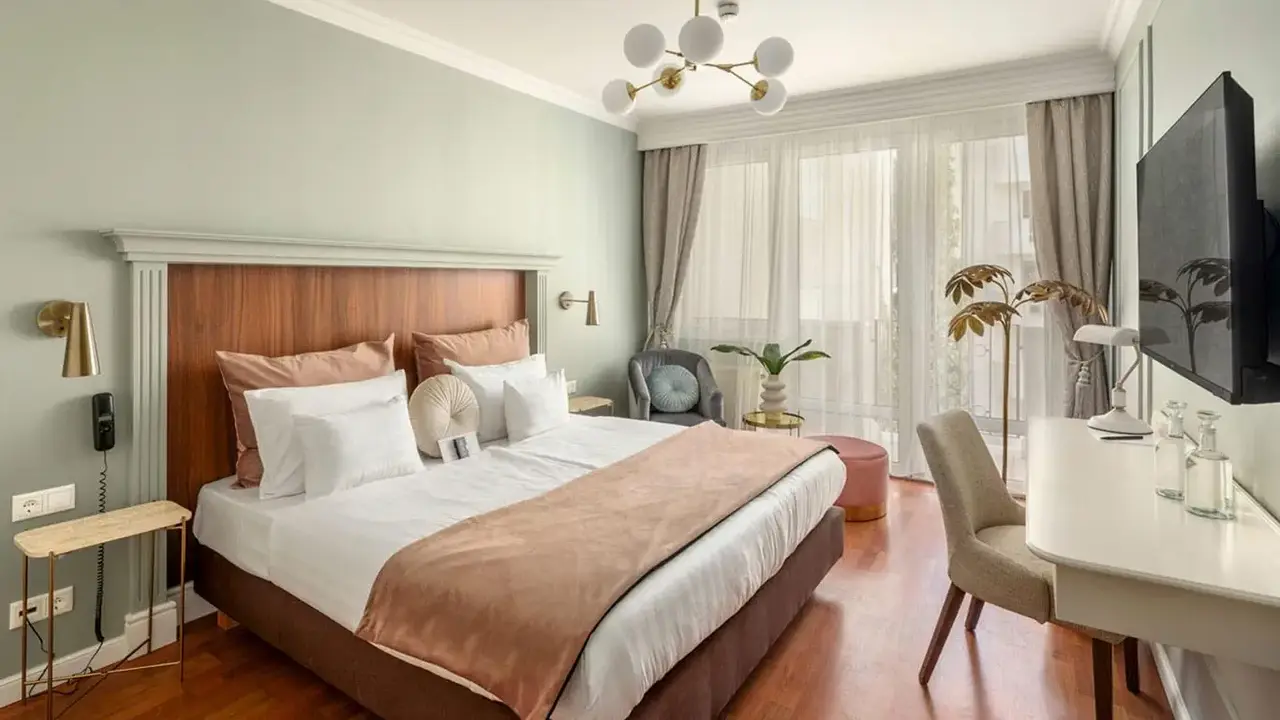 Queen s Court Hotel and Residence