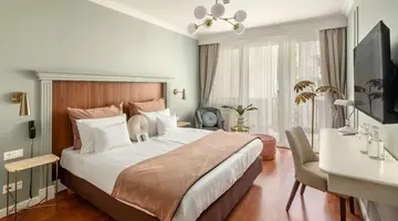 Queen s Court Hotel and Residence
