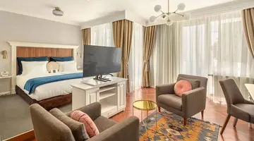Queen s Court Hotel and Residence