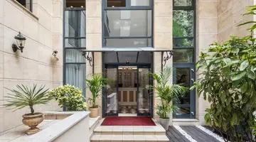 Queen's Court Hotel and Residence