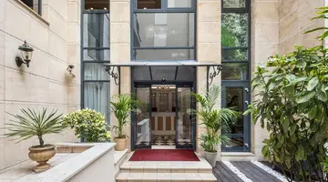 Queen s Court Hotel and Residence