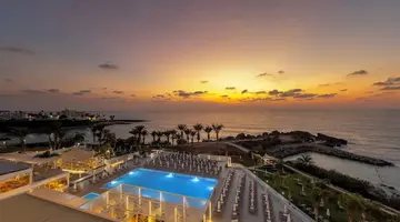Queens Bay Hotel