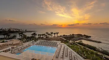 Queens Bay Hotel