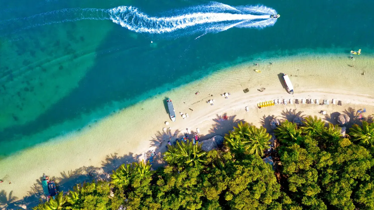 Rajskie plaże w cieniu wulkanów