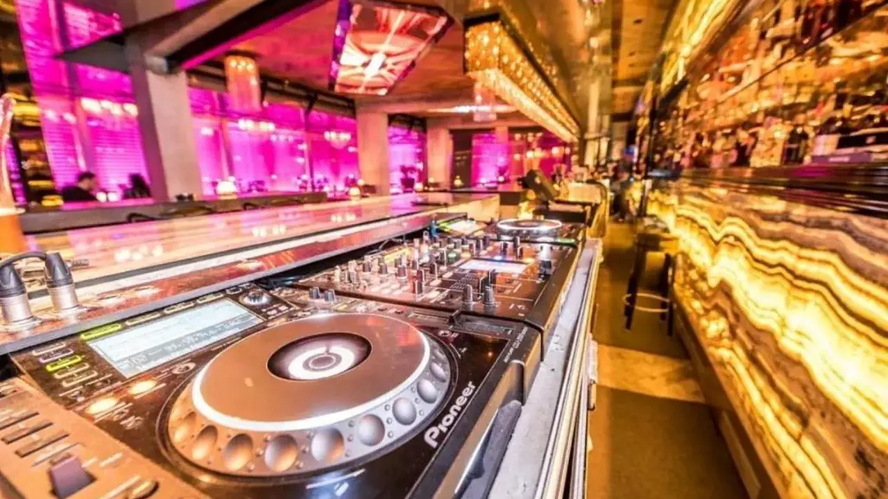 Rocks Hotel & Casino