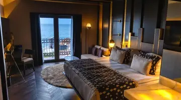 Rocks Hotel & Casino