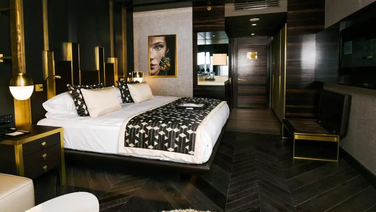 Rocks Hotel & Casino