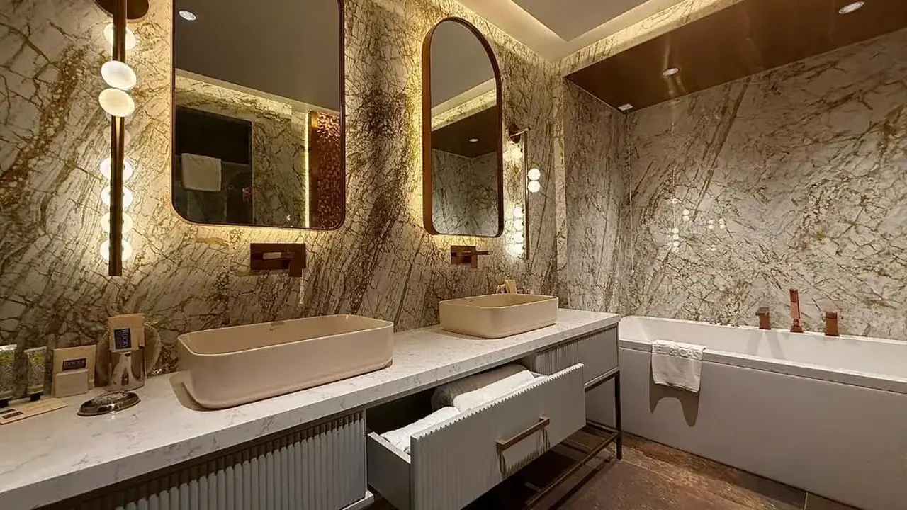 Rocks Hotel & Casino
