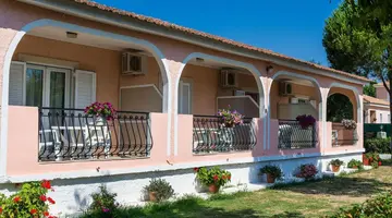 Roussas Studios and Apartments