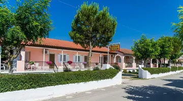 Roussas Studios and Apartments