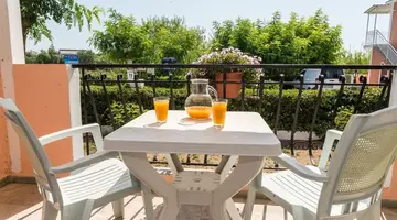 Roussas Studios and Apartments