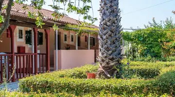 Roussas Studios and Apartments