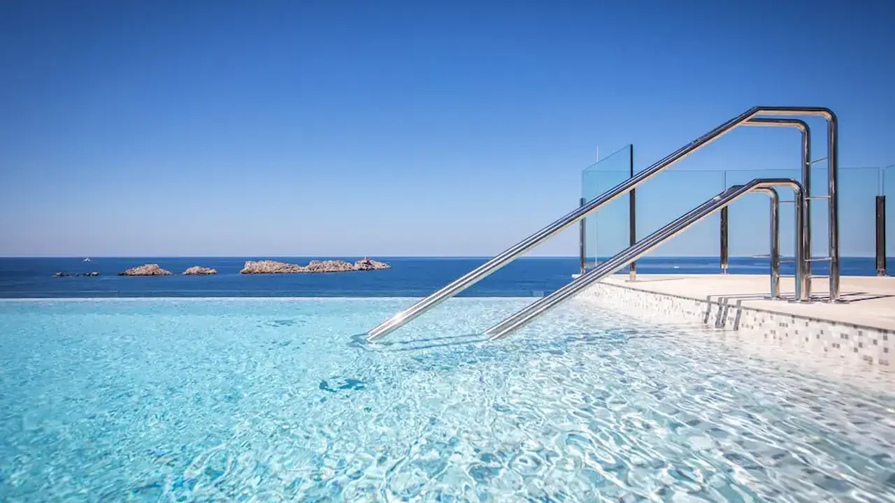Royal Blue Hotel