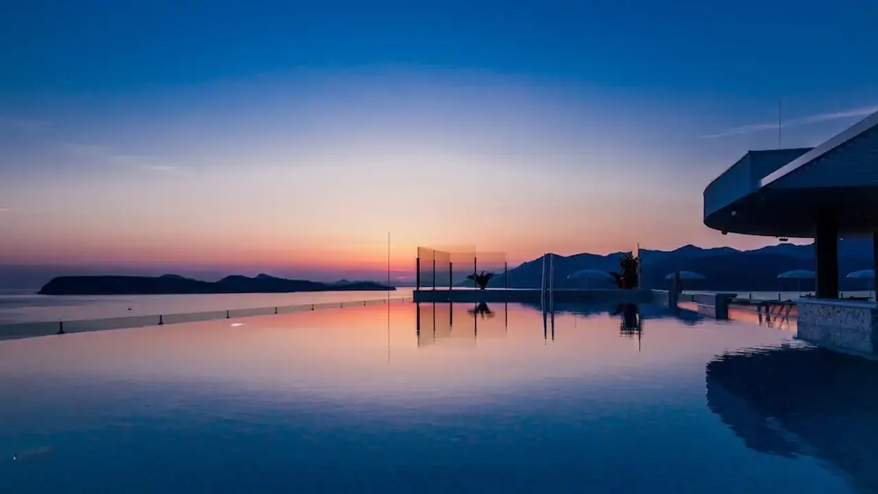 Royal Blue Hotel