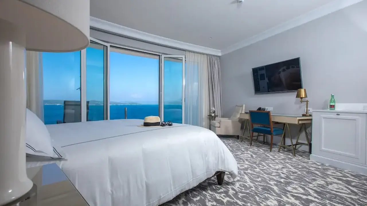 Royal Blue Hotel