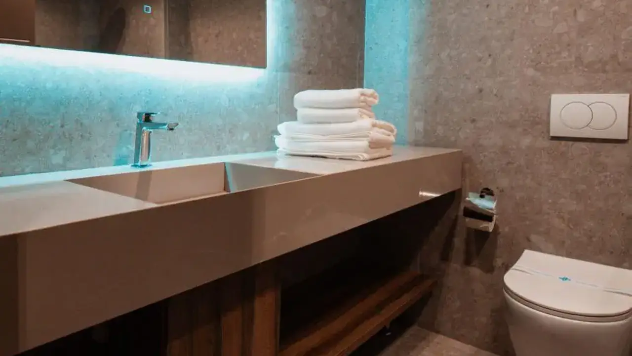 Royal G Deluxe Hotel
