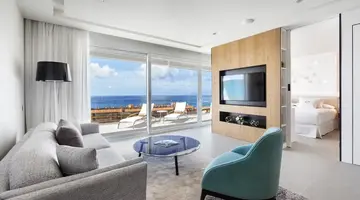 ROYAL HIDEAWAY CORALES SUITES
