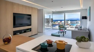 ROYAL HIDEAWAY CORALES SUITES