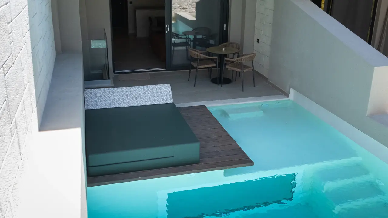 Royal Hotel and Suites