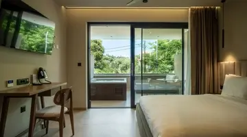 Royal Hotel and Suites