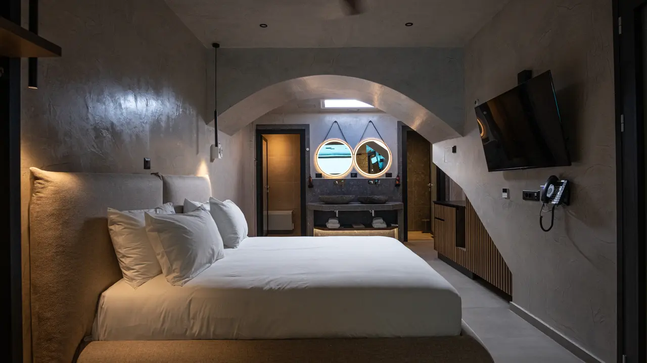 Royal Hotel and Suites