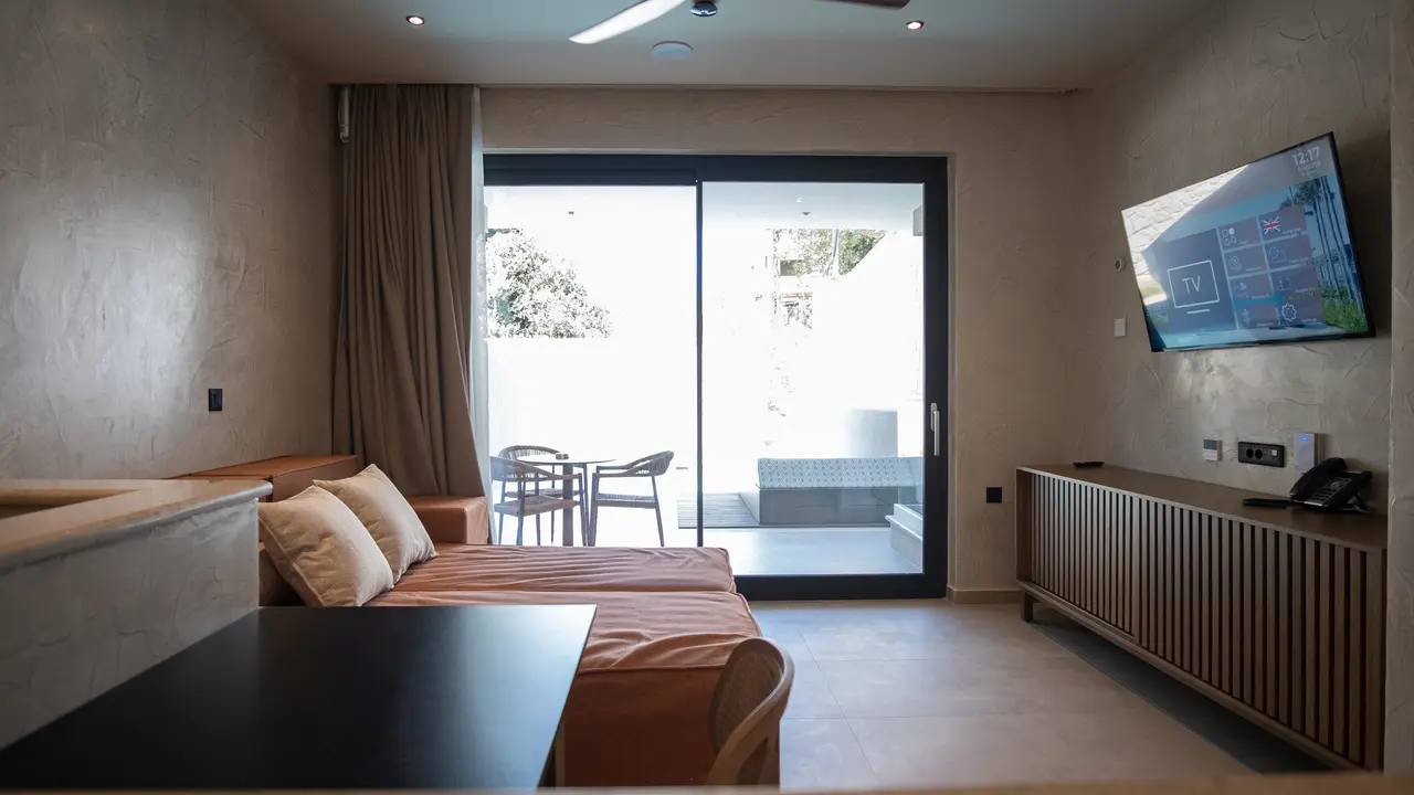 Royal Hotel and Suites