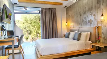 Royal Hotel and Suites
