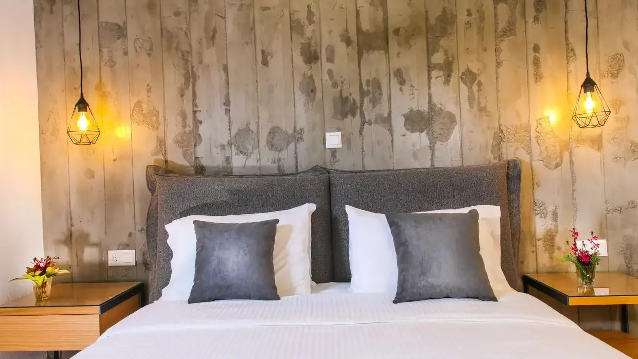 Royal Hotel and Suites