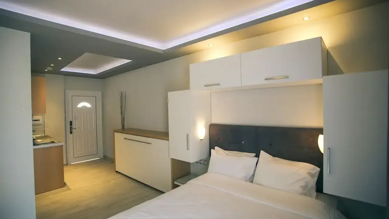Royal Hotel and Suites