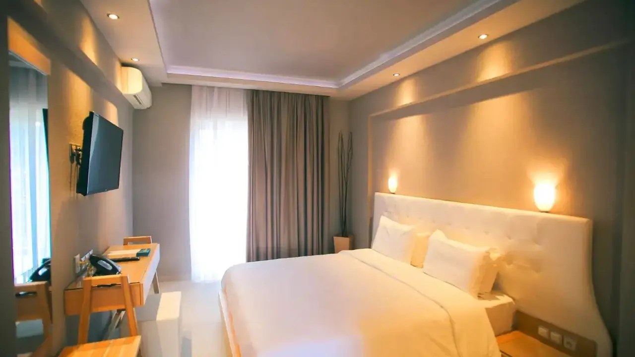 Royal Hotel and Suites