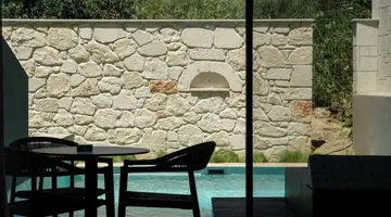 Royal Hotel and Suites