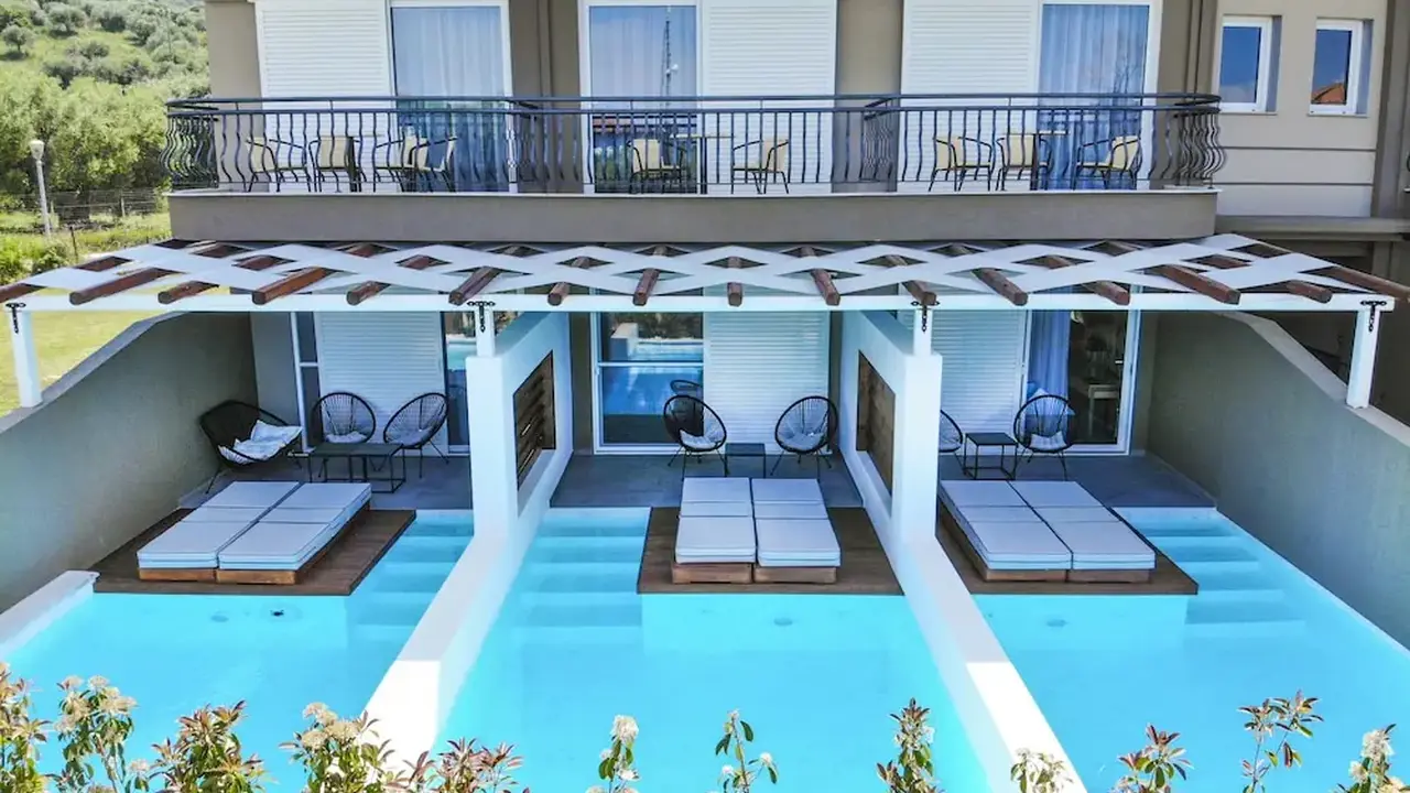 Royal Hotel and Suites