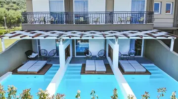 Royal Hotel and Suites