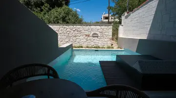 Royal Hotel and Suites