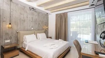 Royal Hotel and Suites