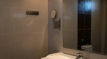 Royal Hotel and Suites