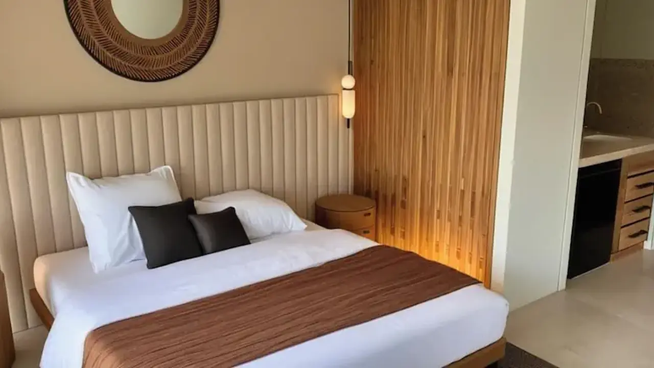 Royal Hotel and Suites