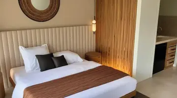 Royal Hotel and Suites