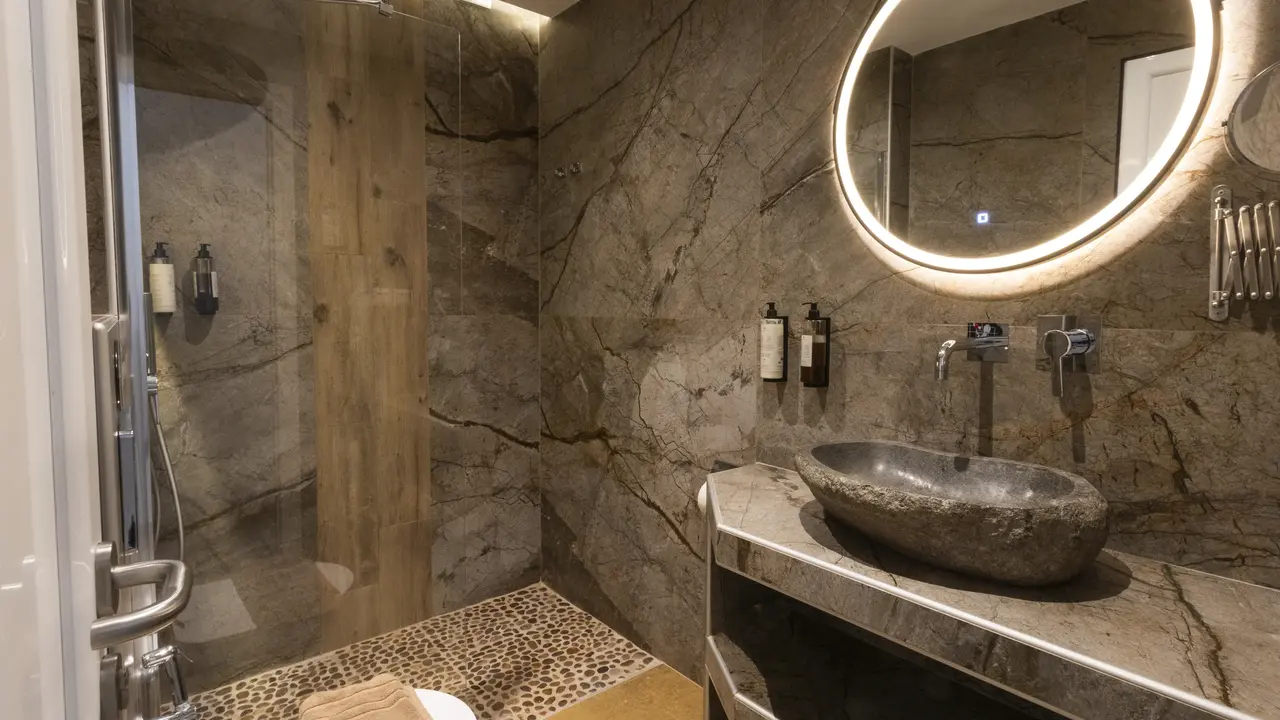 Royal Hotel and Suites