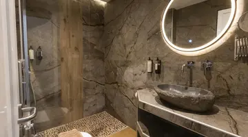 Royal Hotel and Suites