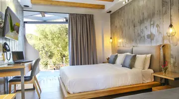 Royal Hotel and Suites