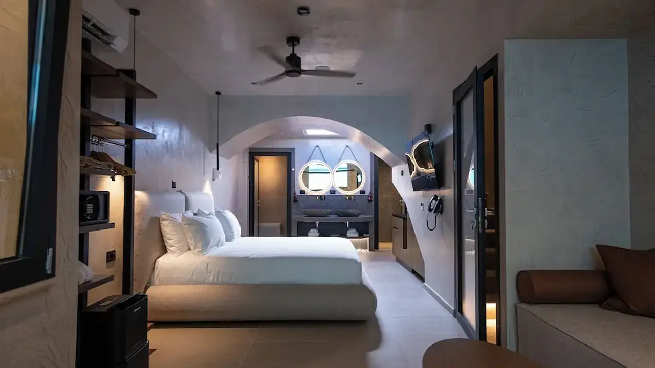 Royal Hotel and Suites